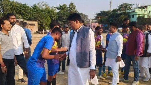 औरंगाबाद जिले के ओबरा हाई स्कूल के खेल मैदान में किया गया फुटबॉल टूर्नामेंट का आयोजन