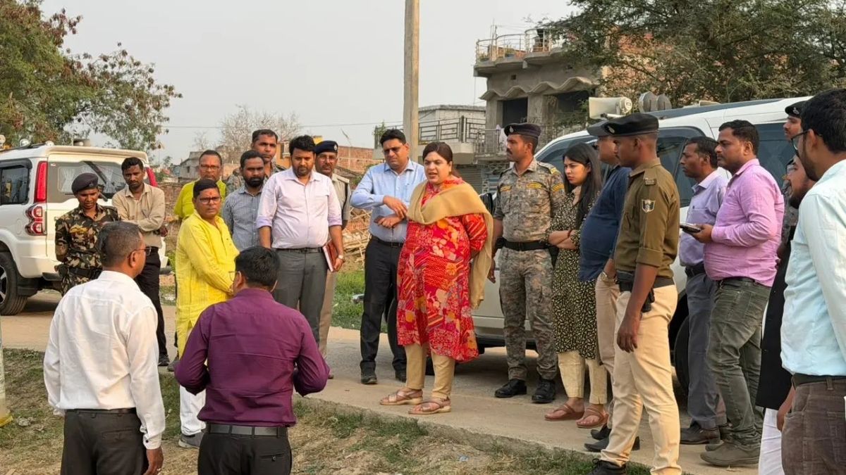 चैती छठ की तैयारियों का जायजा लेने देव पहुंचीं डीएम, अधिकारियों को दिए सख्त निर्देश