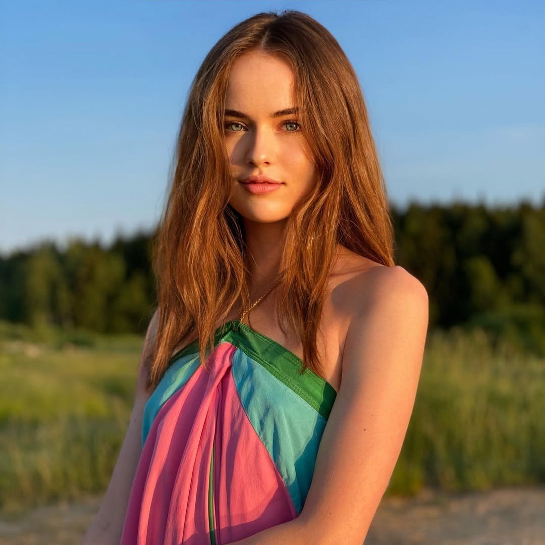 Silliq sochilgan mushuk ustida