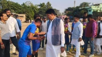 औरंगाबाद जिले के ओबरा हाई स्कूल के खेल मैदान में किया गया फुटबॉल टूर्नामेंट का आयोजन