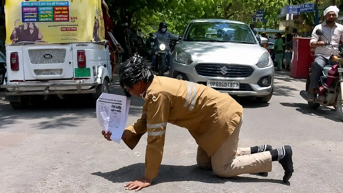 आगरा में कॉकरोच बनकर कचहरी पहुंचा निलंबित फायरकर्मी, यौन उत्पीड़न केस में सुनवाई के बीच अनोखा प्रदर्शन