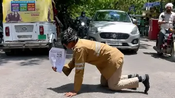 आगरा में कॉकरोच बनकर कचहरी पहुंचा निलंबित फायरकर्मी, यौन उत्पीड़न केस में सुनवाई के बीच अनोखा प्रदर्शन