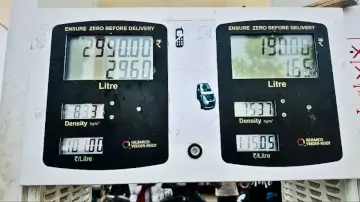 औरंगाबाद में ईंधन की मार! पेट्रोल ₹115 और डीजल ₹101 लीटर, घंटों लाइन में खड़े हो रहे लोग