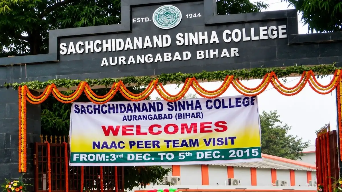 औरंगाबाद के सिन्हा कॉलेज में छात्रों का हंगामा, SC/ST छात्रों से फीस वसूली और पेयजल व्यवस्था पर उठे सवाल