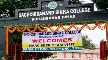 औरंगाबाद के सिन्हा कॉलेज में छात्रों का हंगामा, SC/ST छात्रों से फीस वसूली और पेयजल व्यवस्था पर उठे सवाल