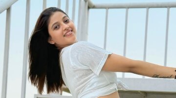 Actress Komal Singh Image: भोजपुरी अभिनेत्री कोमल सिंह ने शेयर की अपनी रोमांटिक तस्वीरें, फैंस हुए पागल