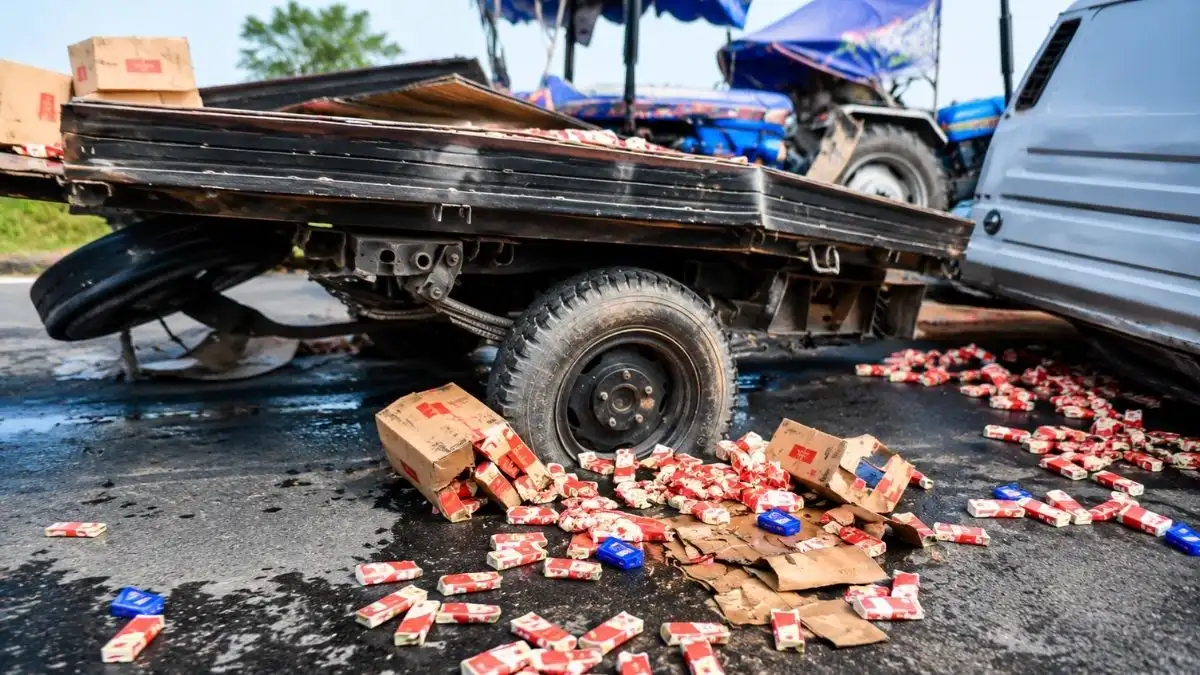 बिहार में शराब तस्करों की पिकअप दुर्घटनाग्रस्त, सड़क पर बिखरे शराब के सैकड़ों टेट्रा पैक, वीडियो वायरल 