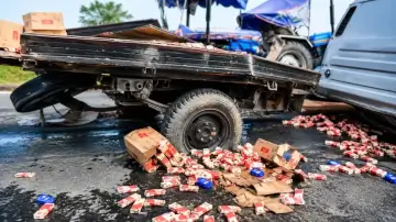 बिहार में शराब तस्करों की पिकअप दुर्घटनाग्रस्त, सड़क पर बिखरे शराब के सैकड़ों टेट्रा पैक, वीडियो वायरल 