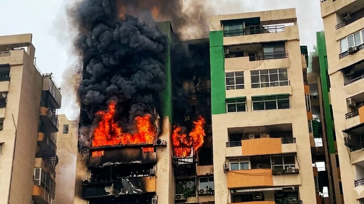 गौर ग्रीन एवेन्यू सोसाइटी में AC ब्लास्ट से भड़की भीषण आग, 9वीं मंजिल से शुरू हुआ तबाही का मंजर