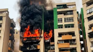 गौर ग्रीन एवेन्यू सोसाइटी में AC ब्लास्ट से भड़की भीषण आग, 9वीं मंजिल से शुरू हुआ तबाही का मंजर