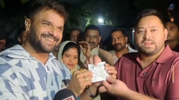 ब्रेकिंग न्यूज़: खेसारी लाल यादव और उनकी पत्नी चंदा यादव ने लिया राजद की सदस्यता