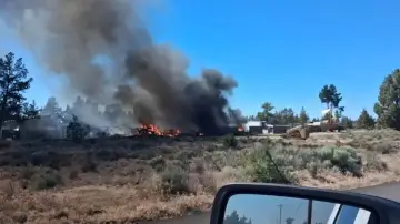 Oregon News: तेज हवाओं में भड़की आग, युवक की बहादुरी से टला बड़ा हादसा, कई वाहन और भवन जले