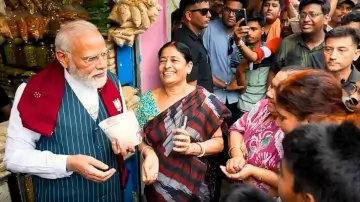 PM Modi Jhalmuri Viral Video: हम झालमुड़ी खाते हैं, दिमाग नहीं, बंगाल चुनाव के बीच पीएम का देसी अंदाज