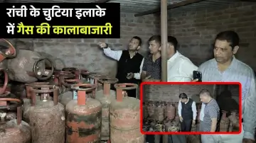 Ranchi Chutia Police Raid: रांची के चुटिया इलाके में गैस की कालाबाजारी, भारी मात्रा में सिलेंडर जप्त