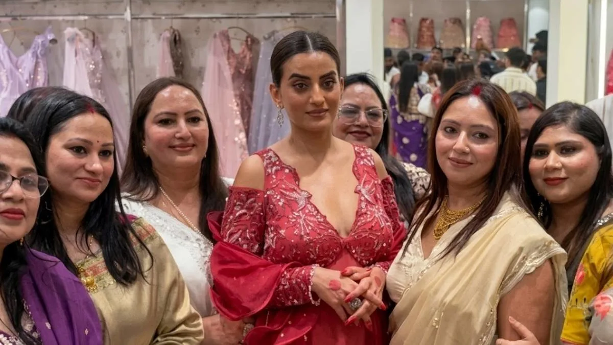 Bhojpuri News: भोजपुरी अभिनेत्री अक्षरा सिंह पहुंची गढ़वा देखने के लिए उमड़ी हजारों की भीड़