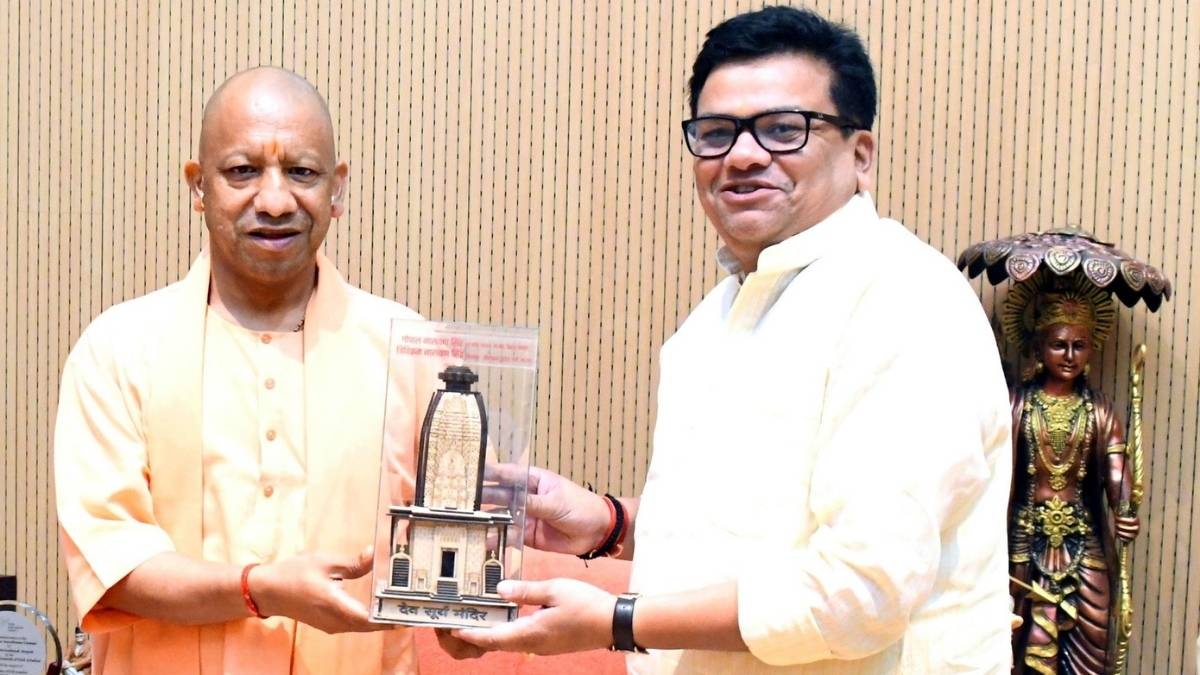 औरंगाबाद सदर विधायक त्रिविक्रम नारायण सिंह ने मुख्यमंत्री योगी आदित्यनाथ को देव सूर्य मंदिर आने का दिया नेवता 