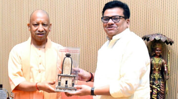 औरंगाबाद सदर विधायक त्रिविक्रम नारायण सिंह ने मुख्यमंत्री योगी आदित्यनाथ को देव सूर्य मंदिर आने का दिया नेवता 